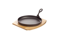 Patelnia żeliwna z odczepianą rączką na drewnianej podstawce, ø220 mm | FINE DINE, HE912